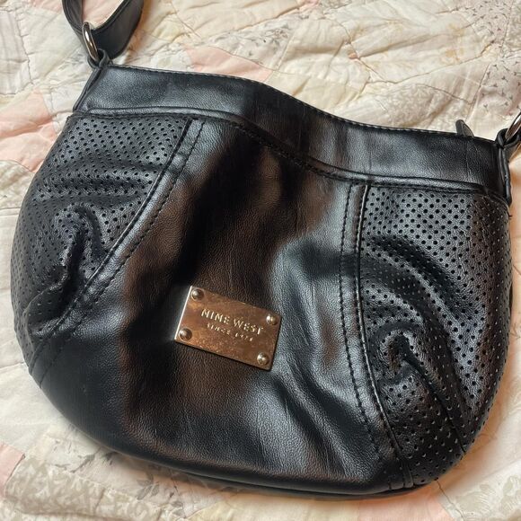 vintage nine west black perforated leather shoulder bag. - Picture 2 of 8